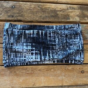 New Onzie Abstract Black and White Bandeau Tube Top Yoga Top